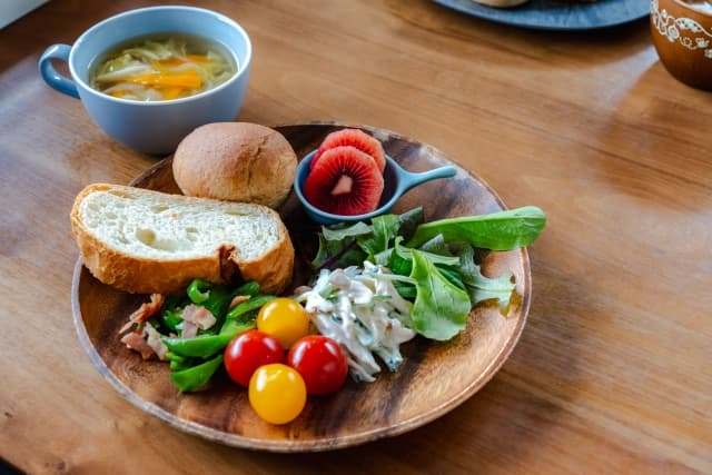 米粉パンと野菜、たんぱく質を組み合わせたヘルシーな食事