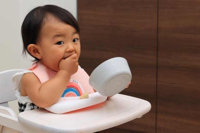 離乳食後期(生後9〜11ヶ月頃):手づかみ食べの練習に