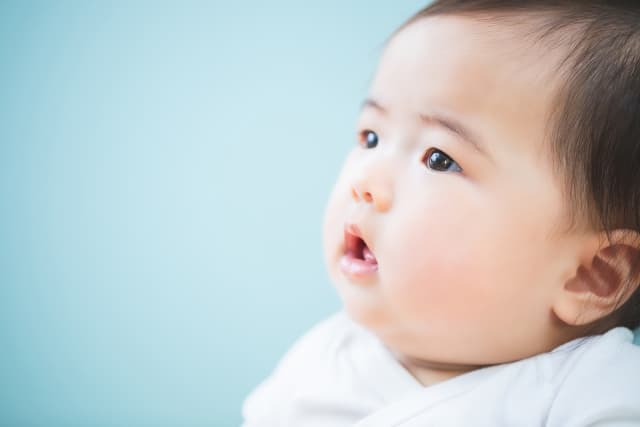 離乳食初期(生後5〜6ヶ月頃):基本的に与えない