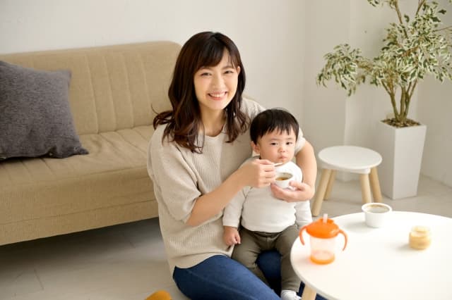 離乳食中期(生後7〜8ヶ月頃):様子を見ながら少量から