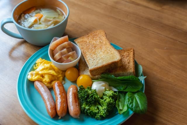 米粉パンと野菜、たんぱく質を組み合わせたヘルシーな食事例