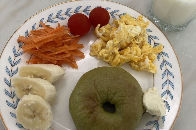 健康的な食卓に並ぶ米粉パンと野菜