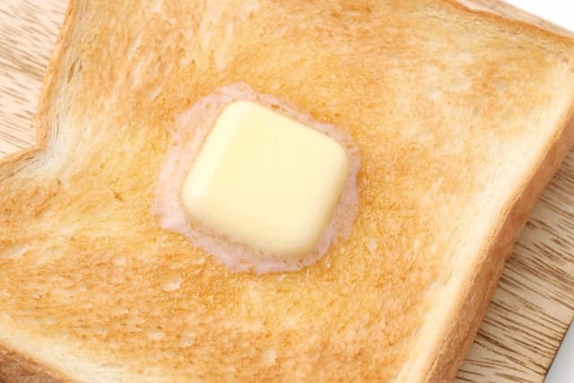 トーストされた木綿豆腐米粉パンとバター