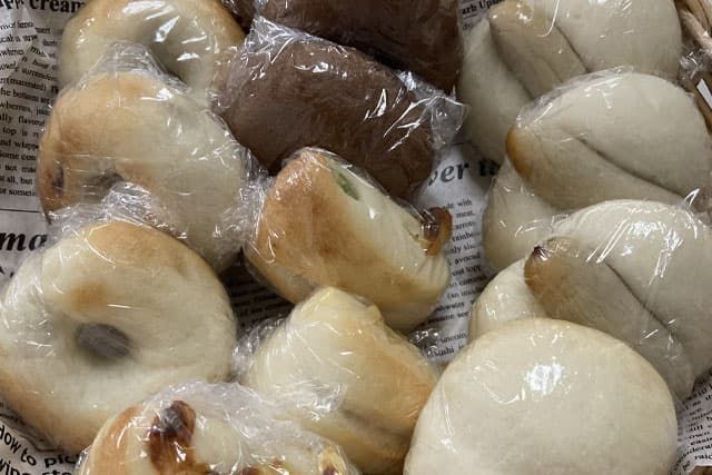 家庭のキッチンで焼きあがったばかりの無添加米粉パン