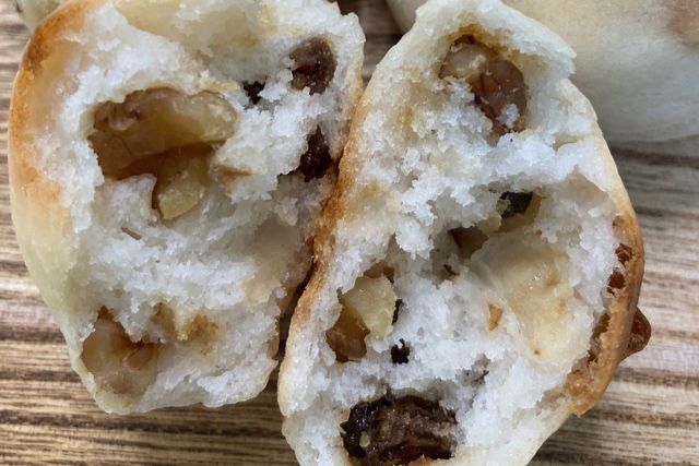 家庭のキッチンで焼きあがったばかりの無添加米粉パン