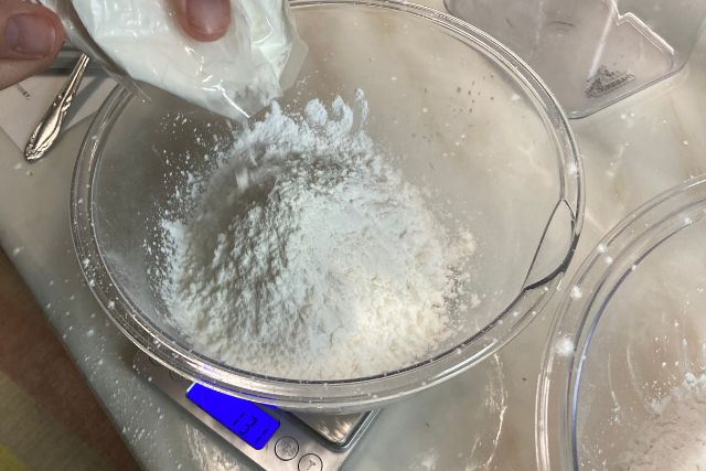 0.1g単位で正確に計量している米粉パンの材料